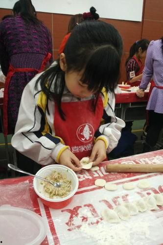 小学生包饺子爆料视频,萌娃手法引网友热议